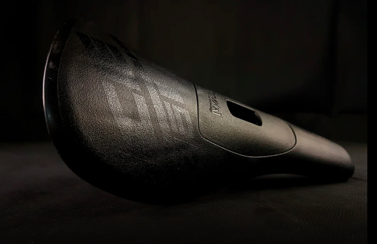 BLACKOUT PIVOTAL SEAT