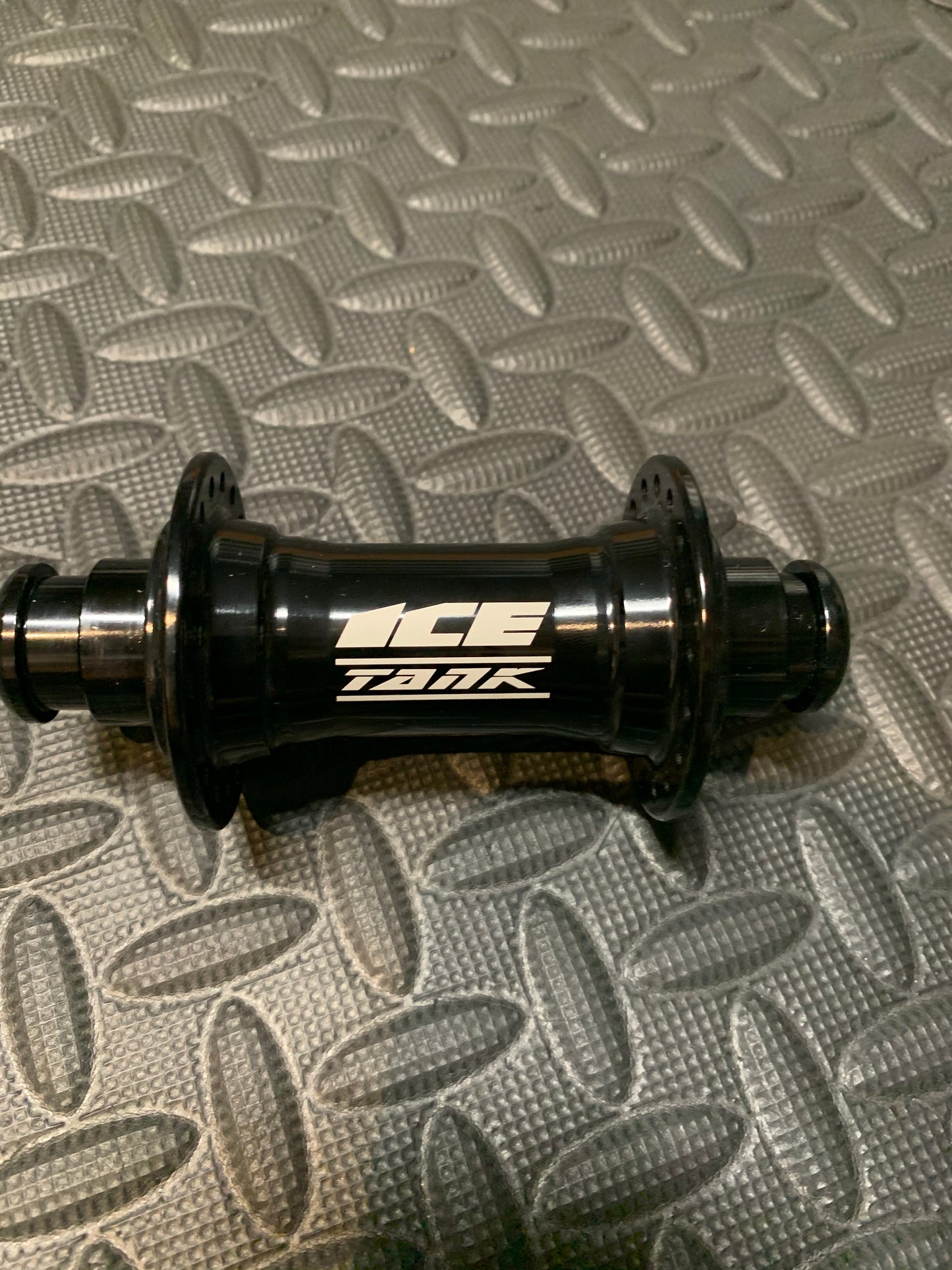 28 HOLE ICE TANK FRONT HUB 20mm